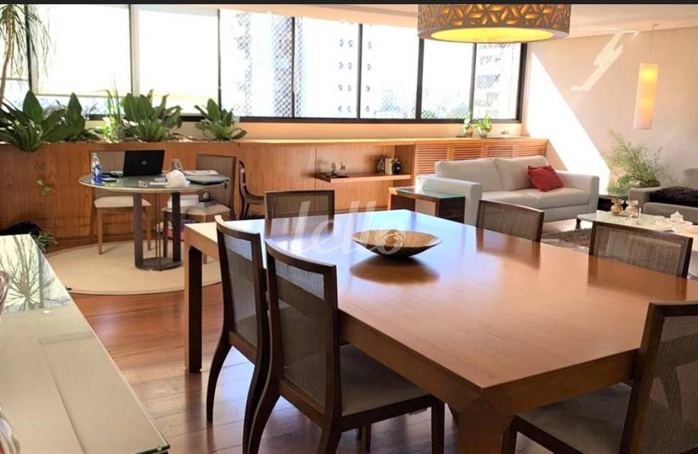 SALA de Apartamento à venda, Padrão com 250 m², 3 quartos e 4 vagas em Indianópolis - São Paulo