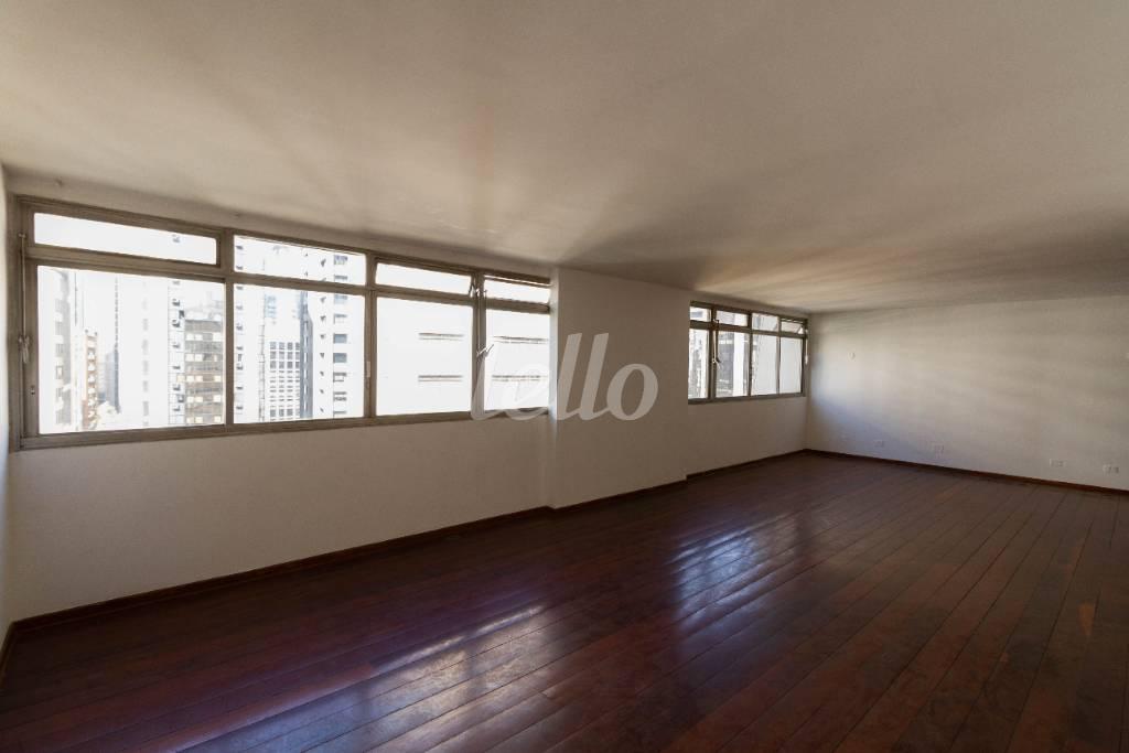 SALA de Apartamento para alugar, Padrão com 210 m², 3 quartos e 2 vagas em Jardim Europa - São Paulo