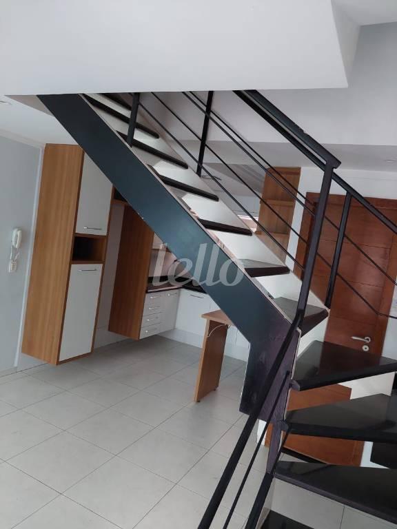 ESCADA INTERNA de Casa à venda, sobrado com 98 m², 2 quartos e 2 vagas em Vila Santa Clara - São Paulo