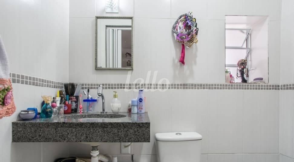 BANHEIRO de Casa à venda, de vila - sobrado com 238 m², 6 quartos e 4 vagas em Cambuci - São Paulo
