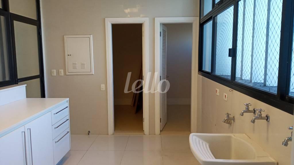 ÁREA DE SERVIÇO de Apartamento para alugar, Padrão com 541 m², 4 quartos e 3 vagas em Santo Amaro - São Paulo