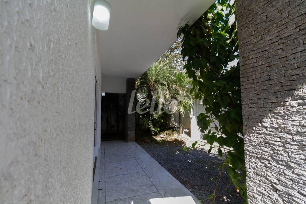 QUINTAL FRENTE de Casa para alugar, sobrado com 375 m², 3 quartos e 4 vagas em Vila Clementino - São Paulo