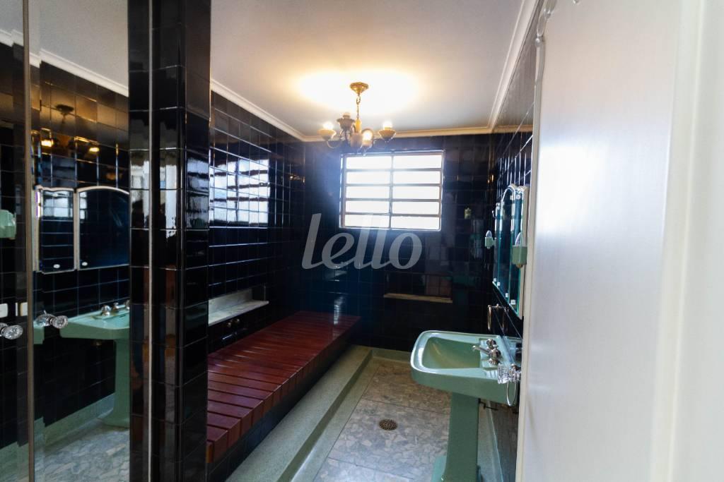 BANHEIRO DA SUÍTE 1 de Casa para alugar, sobrado com 375 m², 3 quartos e 4 vagas em Vila Clementino - São Paulo