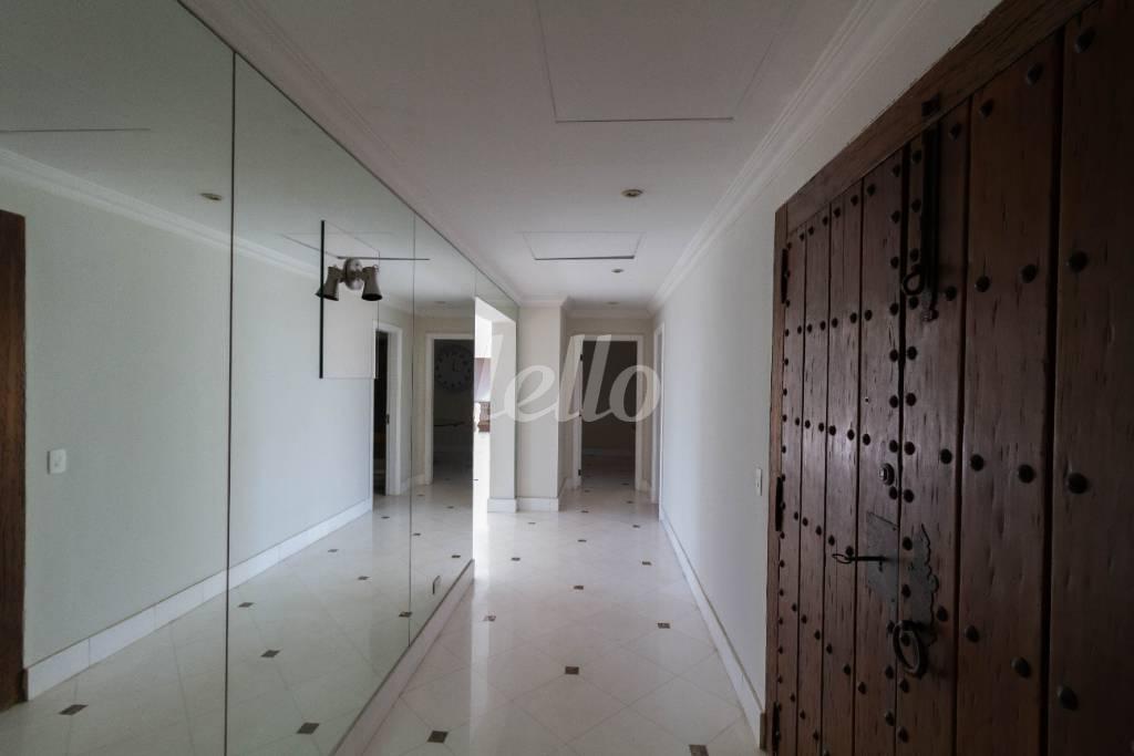 HALL DE ENTRADA DO APARTAMENTO de Apartamento para alugar, Padrão com 470 m², 5 quartos e 3 vagas em Jardim Europa - São Paulo