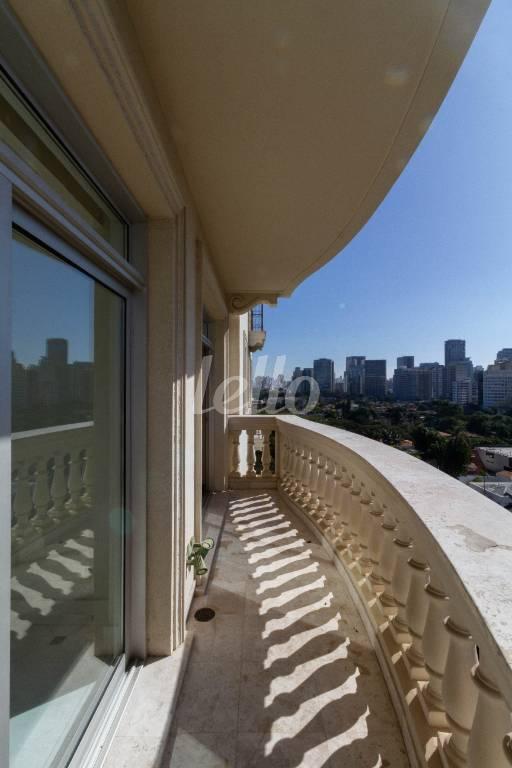 SACADA DA SALA DE TV de Apartamento para alugar, Padrão com 470 m², 5 quartos e 3 vagas em Jardim Europa - São Paulo