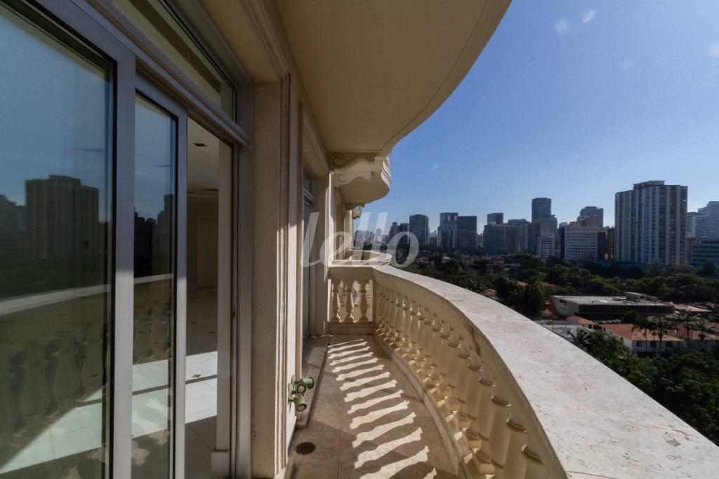 SACADA DA SALA de Apartamento para alugar, Padrão com 470 m², 5 quartos e 3 vagas em Jardim Europa - São Paulo