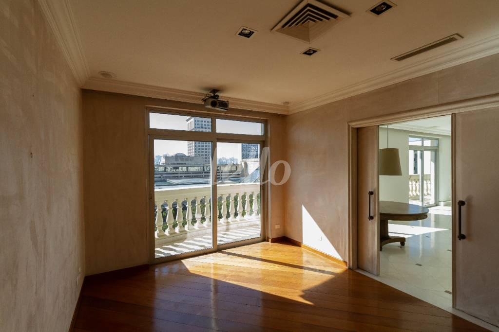 SALA DE TV de Apartamento para alugar, Padrão com 470 m², 5 quartos e 3 vagas em Jardim Europa - São Paulo
