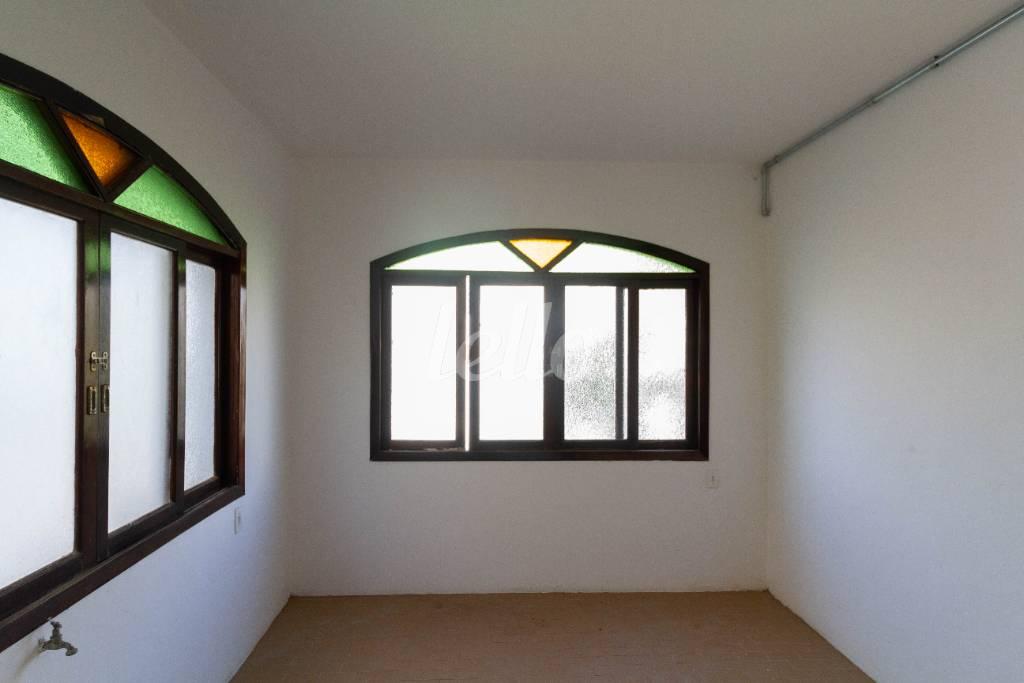 ÁREA DE SERVIÇO INTERNA de Casa para alugar, sobrado com 483 m², 5 quartos e 7 vagas em Vila Bastos - Santo André