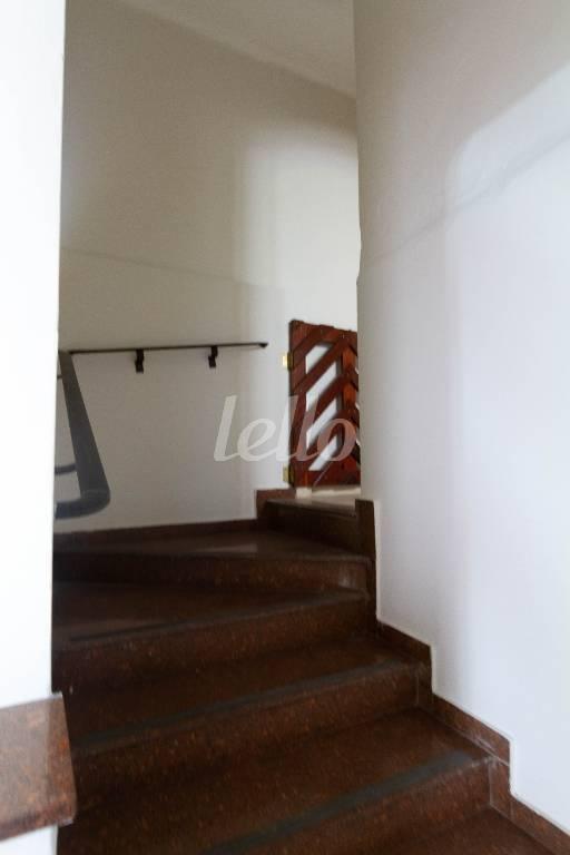 CORREDOR INFERIOR de Casa para alugar, sobrado com 483 m², 5 quartos e 7 vagas em Vila Bastos - Santo André