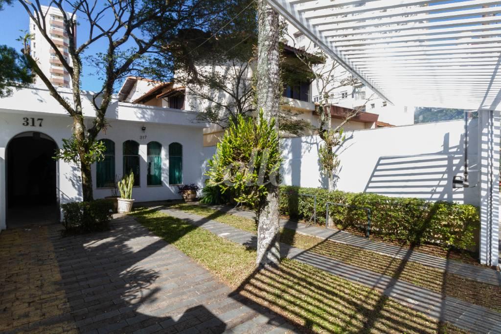 FACHADA de Casa para alugar, sobrado com 483 m², 5 quartos e 7 vagas em Vila Bastos - Santo André