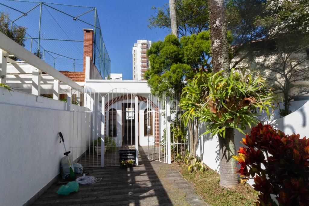 JARDIM E GARAGEM de Casa para alugar, sobrado com 483 m², 5 quartos e 7 vagas em Vila Bastos - Santo André