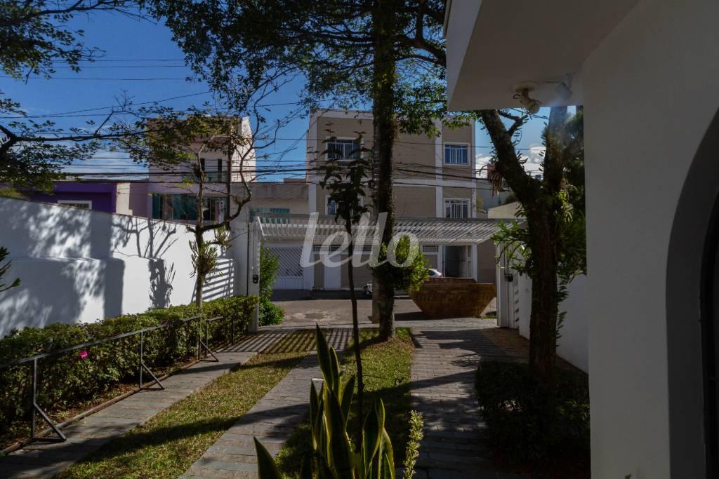 JARDIM E GARAGEM de Casa para alugar, sobrado com 483 m², 5 quartos e 7 vagas em Vila Bastos - Santo André