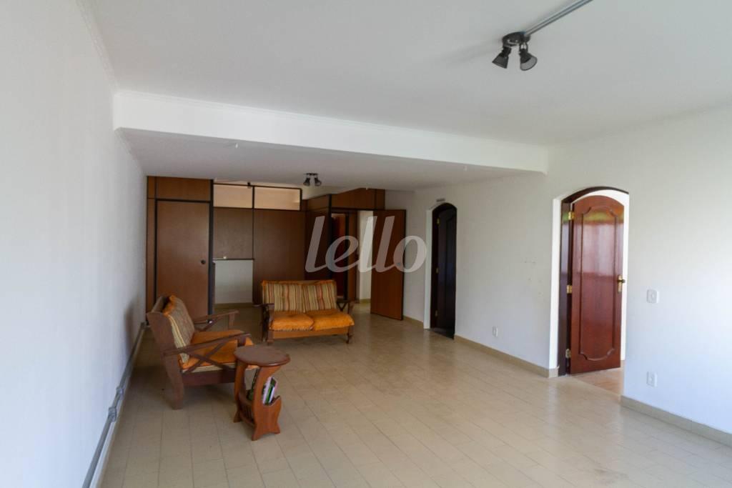 SALA ANDAR INFERIOR de Casa para alugar, sobrado com 483 m², 5 quartos e 7 vagas em Vila Bastos - Santo André