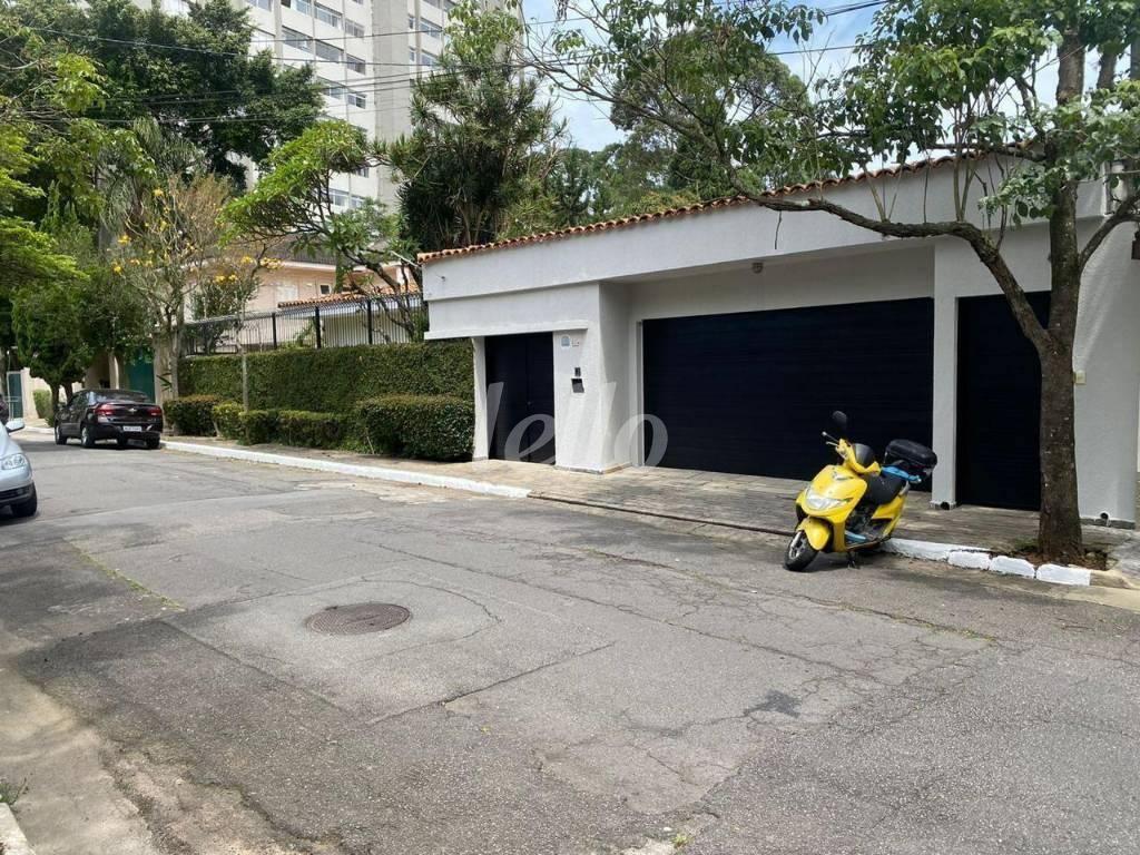 FACHADA de Casa para alugar, sobrado com 450 m², 5 quartos e 3 vagas em Jardim Santo Amaro - São Paulo