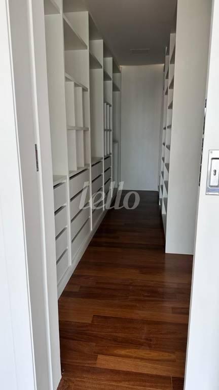 CLOSET de Apartamento à venda, Padrão com 350 m², 4 quartos e 4 vagas em Vila Gomes Cardim - São Paulo