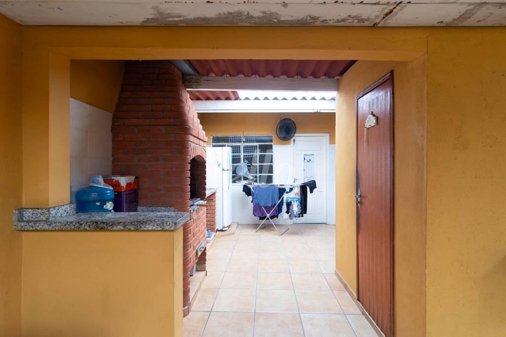 24 - ÁREA EXTERNA de Casa à venda, térrea com 180 m², 3 quartos e 4 vagas em Vila Bertioga - São Paulo