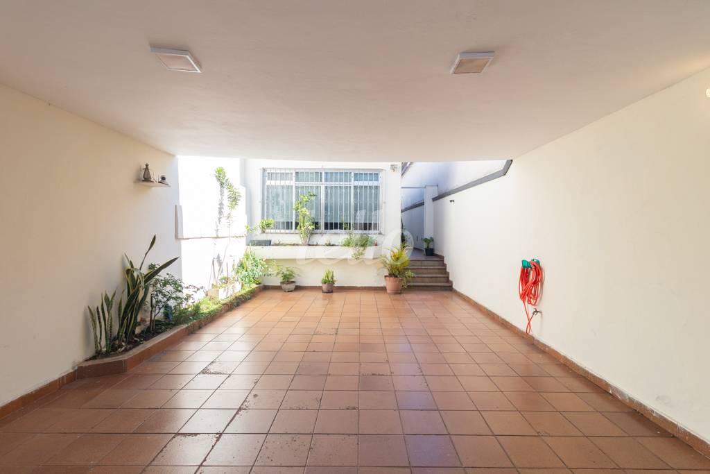 33 - GARAGEM (1) de Casa à venda, térrea com 180 m², 3 quartos e 4 vagas em Vila Bertioga - São Paulo