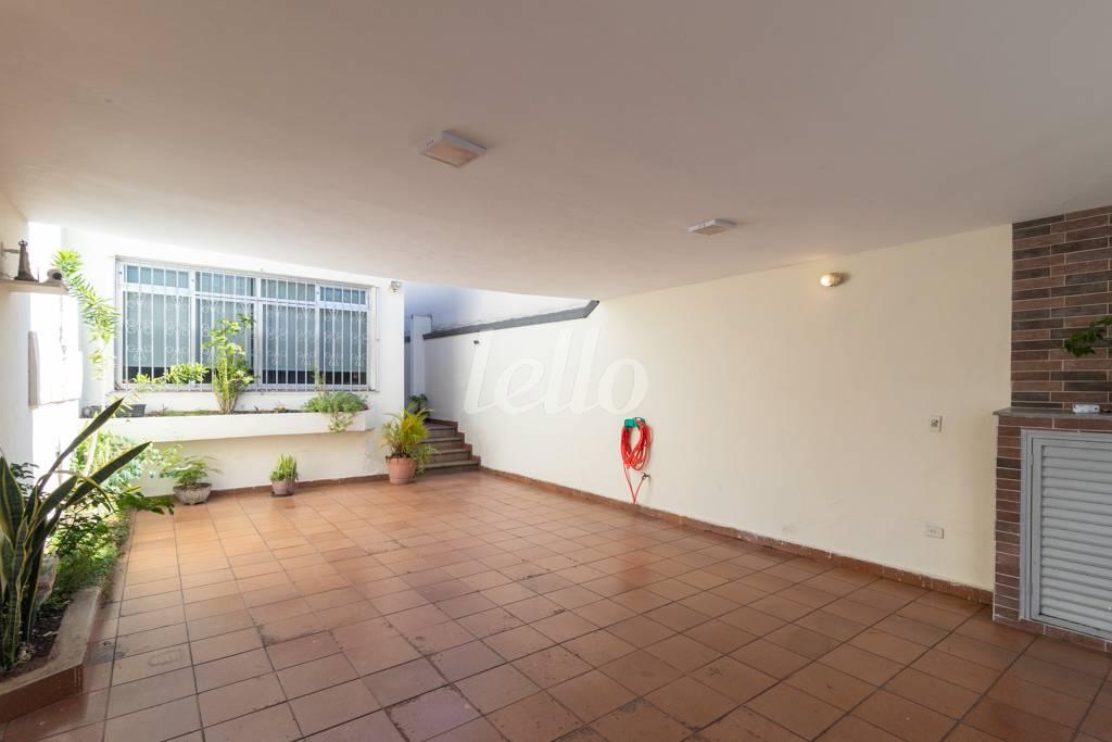 34 - GARAGEM (2) de Casa à venda, térrea com 180 m², 3 quartos e 4 vagas em Vila Bertioga - São Paulo