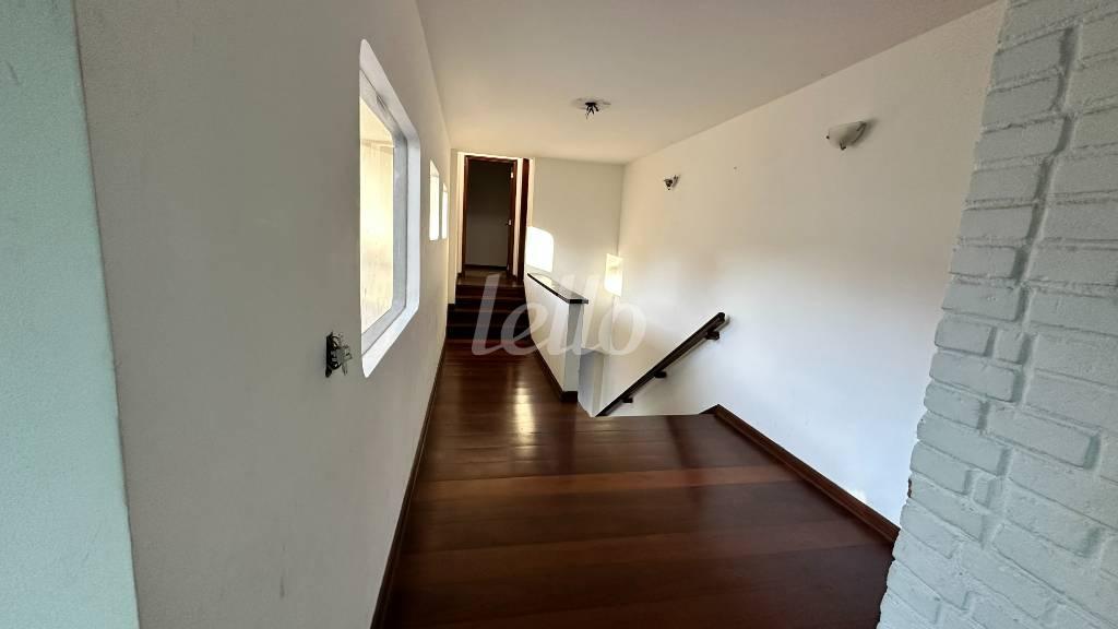 HALL SUPERIOR de Casa para alugar, sobrado com 399 m², 6 quartos e 4 vagas em Jardim Guedala - São Paulo