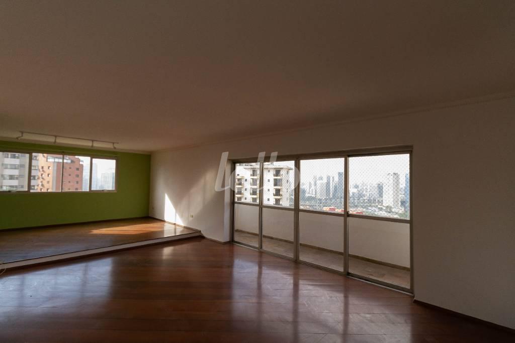 SALA de Apartamento para alugar, Padrão com 200 m², 3 quartos e 3 vagas em Real Parque - São Paulo