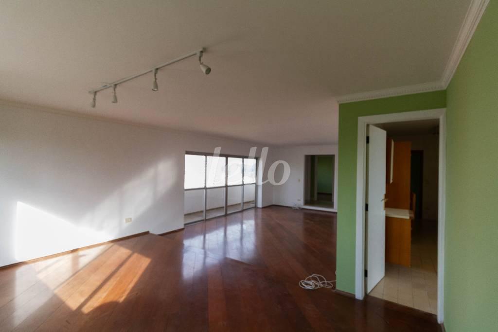 SALA de Apartamento para alugar, Padrão com 200 m², 3 quartos e 3 vagas em Real Parque - São Paulo