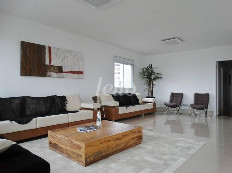 SALA de Apartamento para alugar, Padrão com 198 m², 3 quartos e 3 vagas em Cidade Monções - São Paulo