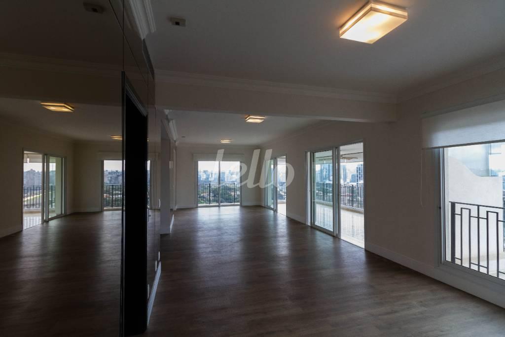SALA de Apartamento para alugar, Padrão com 240 m², 2 quartos e 4 vagas em Jardim Panorama - São Paulo