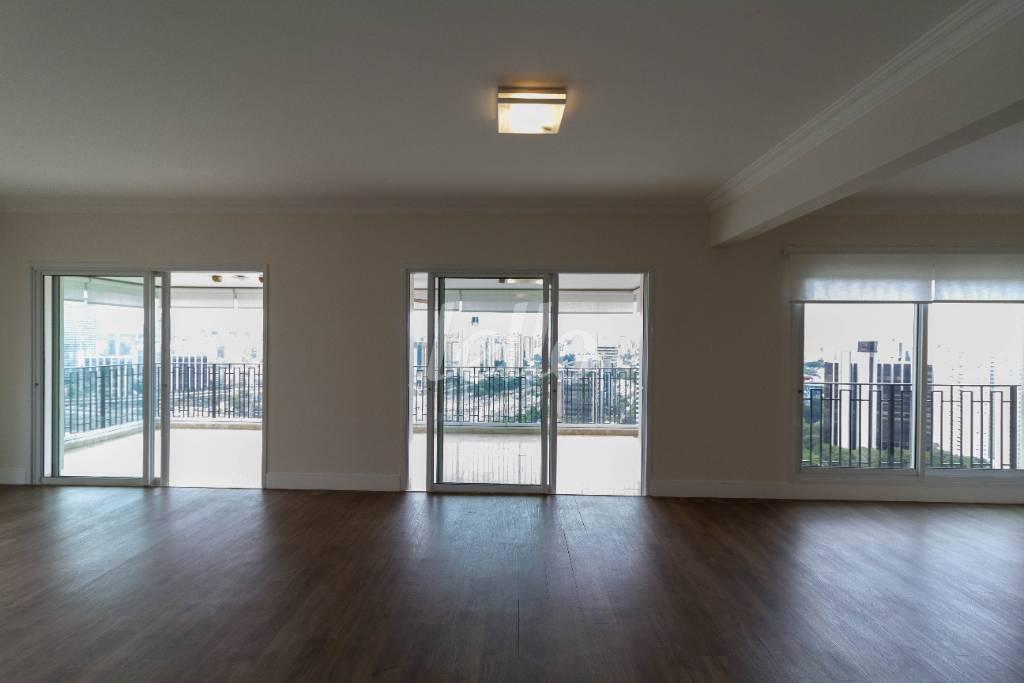 SALA de Apartamento para alugar, Padrão com 240 m², 2 quartos e 4 vagas em Jardim Panorama - São Paulo