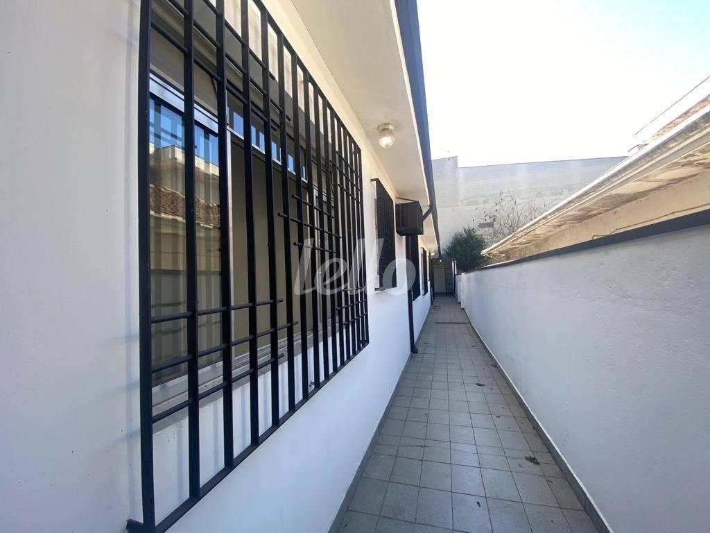 CORREDOR LATERAL de Casa para alugar, térrea com 150 m², e 2 vagas em Vila Leopoldina - Santo André