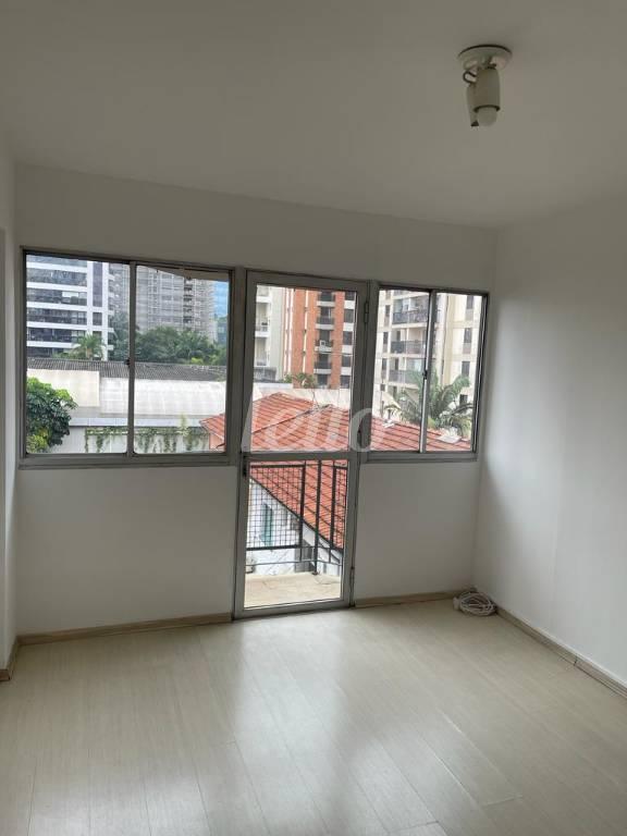 SALA COM VARANDA de Apartamento à venda, Padrão com 41 m², 1 quarto e 1 vaga em Vila Olímpia - São Paulo