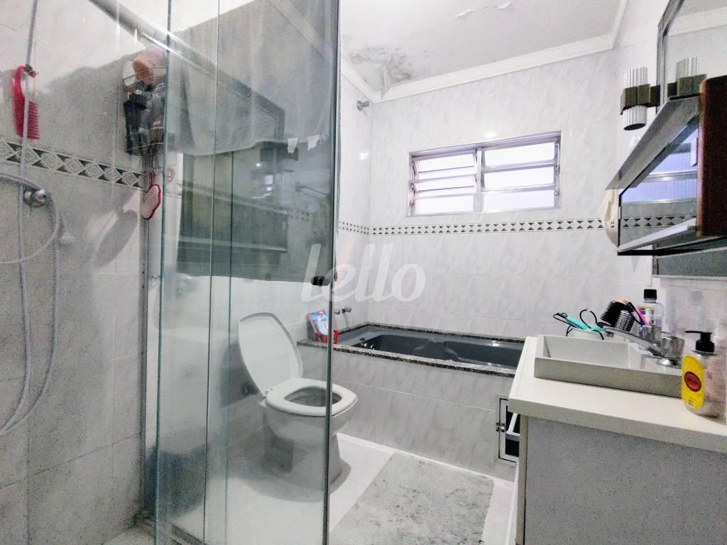 BANHEIRO SUÍTE de Casa à venda, assobradada com 250 m², 4 quartos e 6 vagas em Vila Alpina - São Paulo