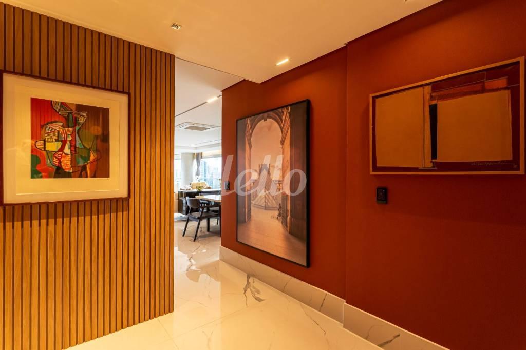 HALL de Apartamento à venda, Padrão com 220 m², 4 quartos e 3 vagas em Campo Belo - São Paulo