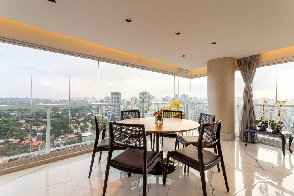 VARANDA de Apartamento à venda, Padrão com 220 m², 4 quartos e 3 vagas em Campo Belo - São Paulo