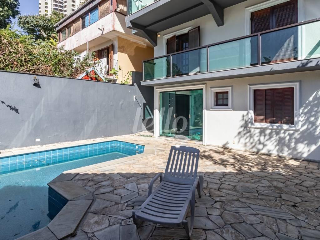 PISCINA de Casa para alugar, sobrado com 600 m², e 2 vagas em Paraíso do Morumbi - São Paulo