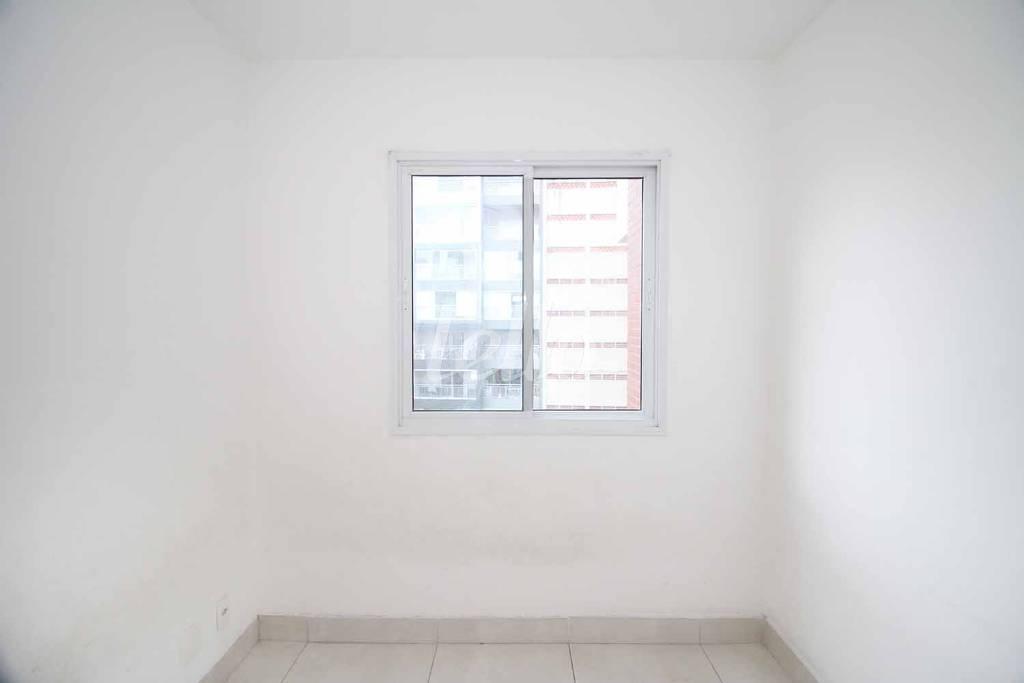 DORMITÓRIO de Apartamento para alugar, Padrão com 64 m², 1 quarto e 1 vaga em Centro - São Paulo