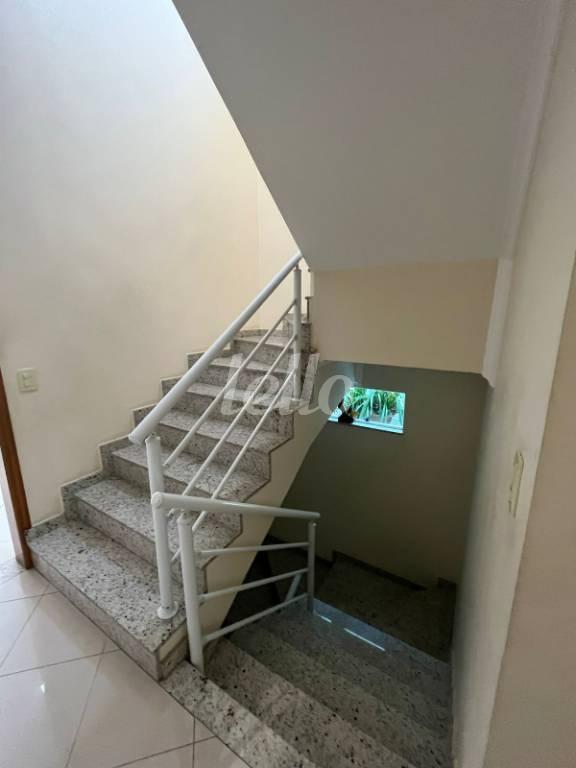 ESCADA de Casa à venda, assobradada com 243 m², 3 quartos e 5 vagas em Vila Scarpelli - Santo André