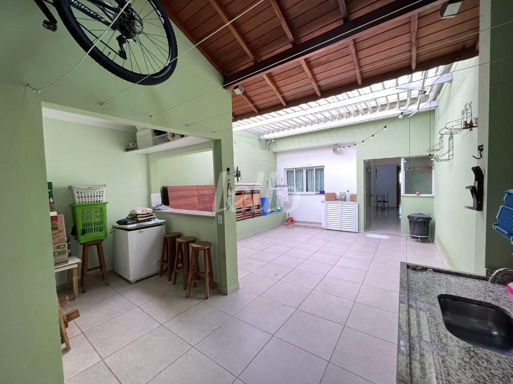ÁREA EXTERNA de Casa à venda, assobradada com 243 m², 3 quartos e 5 vagas em Vila Scarpelli - Santo André