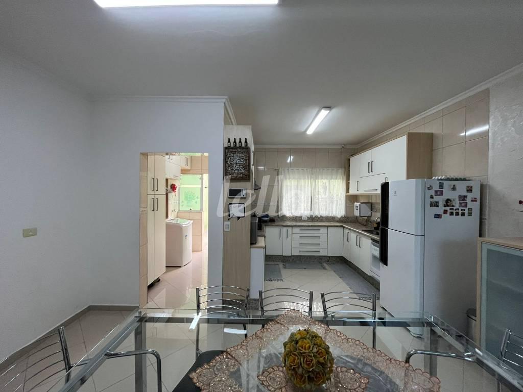 COZINHA de Casa à venda, assobradada com 243 m², 3 quartos e 5 vagas em Vila Scarpelli - Santo André