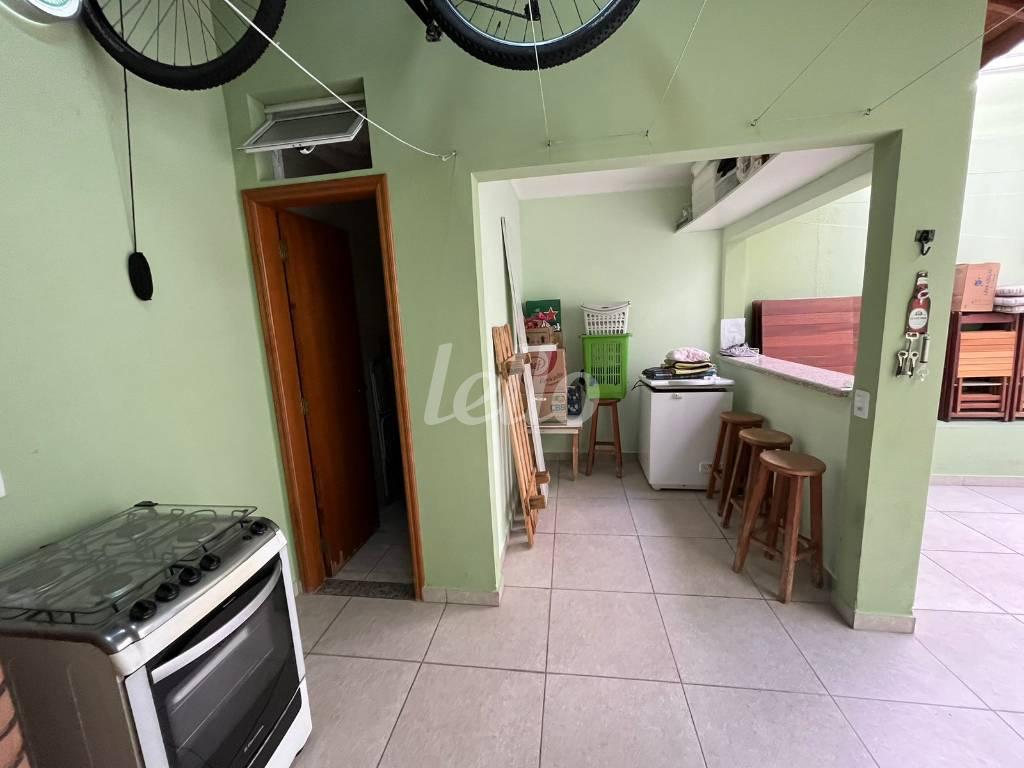 ÁREA EXTERNA de Casa à venda, assobradada com 243 m², 3 quartos e 5 vagas em Vila Scarpelli - Santo André