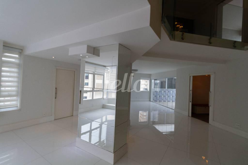 SALA de Apartamento para alugar, cobertura - Padrão com 250 m², 3 quartos e 4 vagas em Vila Nova Conceição - São Paulo