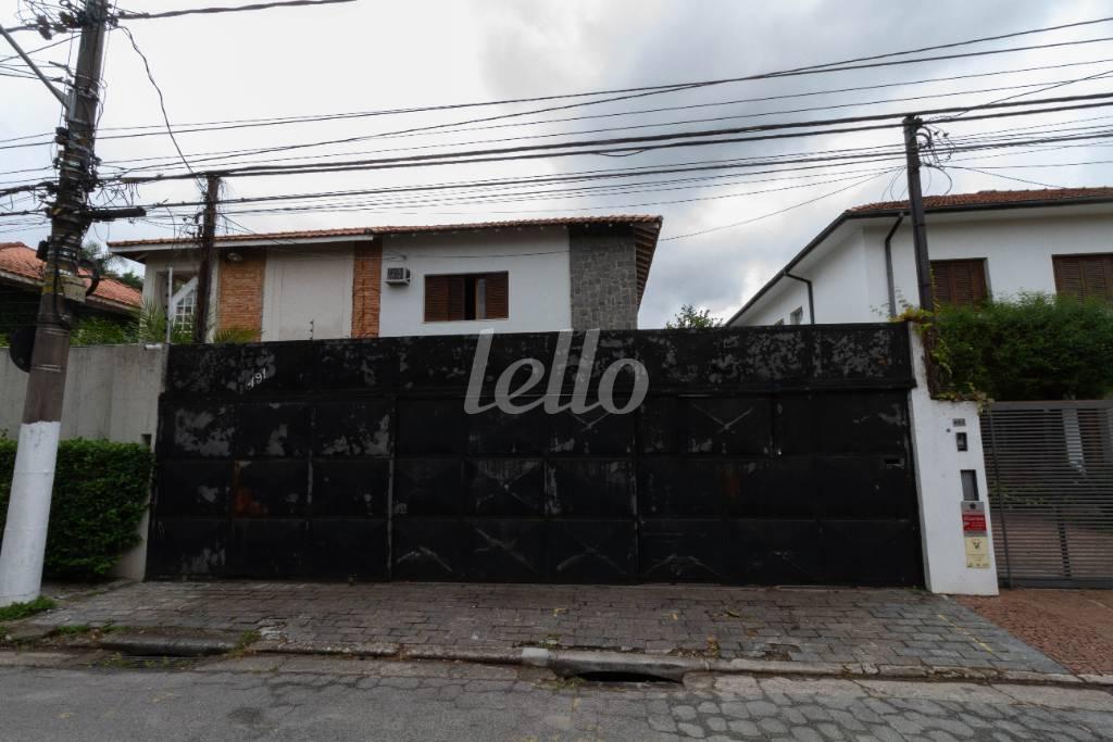 FACHADA de Casa para alugar, sobrado com 300 m², 4 quartos e 6 vagas em Jardim Paulistano - São Paulo