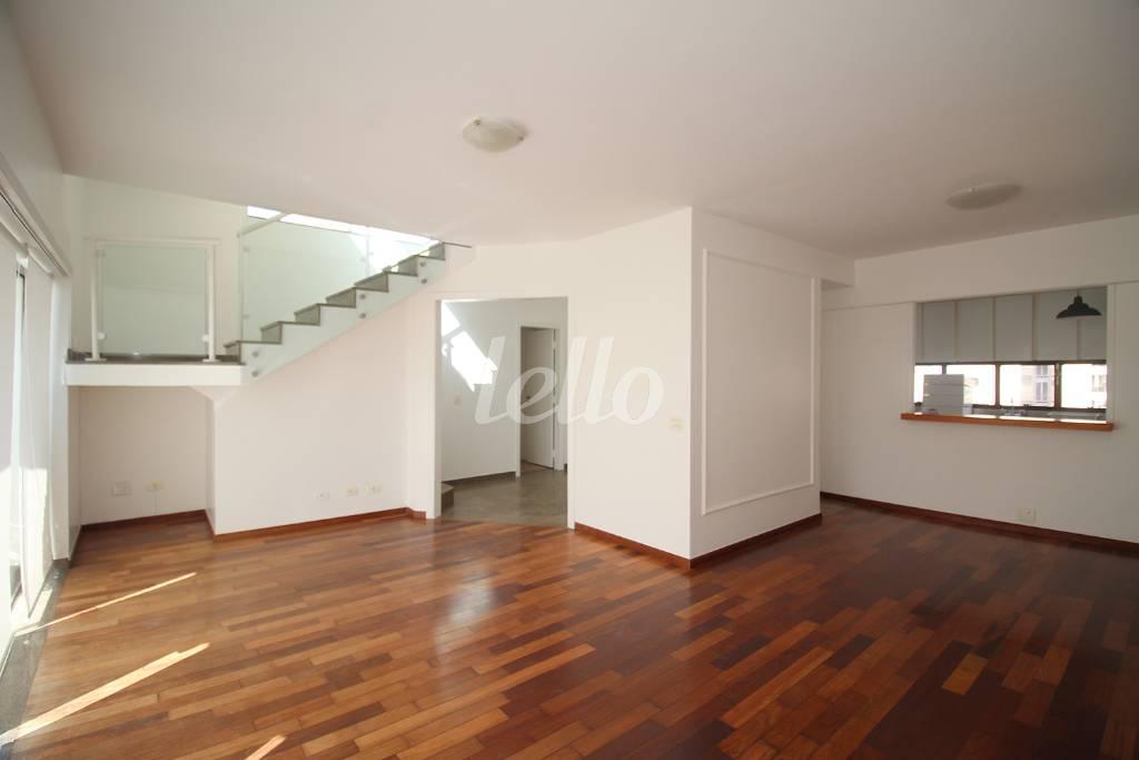 SALA de Apartamento para alugar, cobertura - Padrão com 286 m², 3 quartos e 3 vagas em Vila Nova Conceição - São Paulo