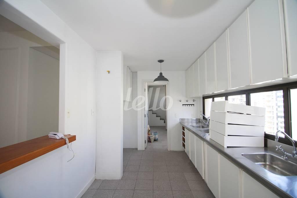 COZINHA de Apartamento para alugar, cobertura - Padrão com 286 m², 3 quartos e 3 vagas em Vila Nova Conceição - São Paulo