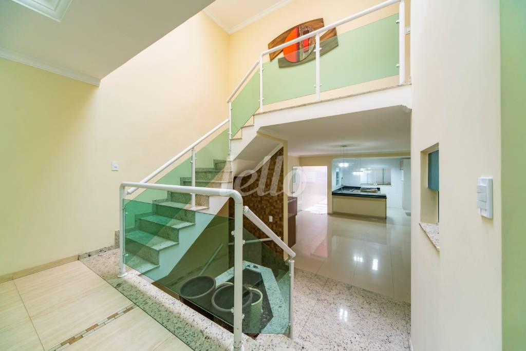 HALL DA ESCADA de Casa à venda, sobrado com 210 m², 3 quartos e 4 vagas em Bangú - Santo André