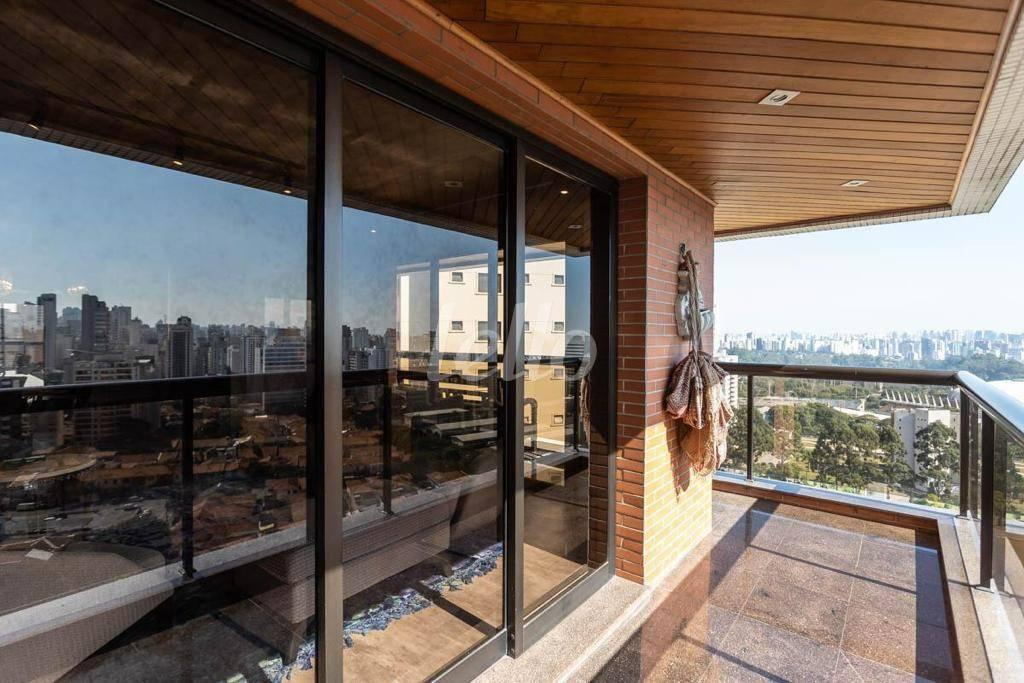 VARANDA de Apartamento para alugar, Padrão com 240 m², 4 quartos e 4 vagas em Paraíso - São Paulo