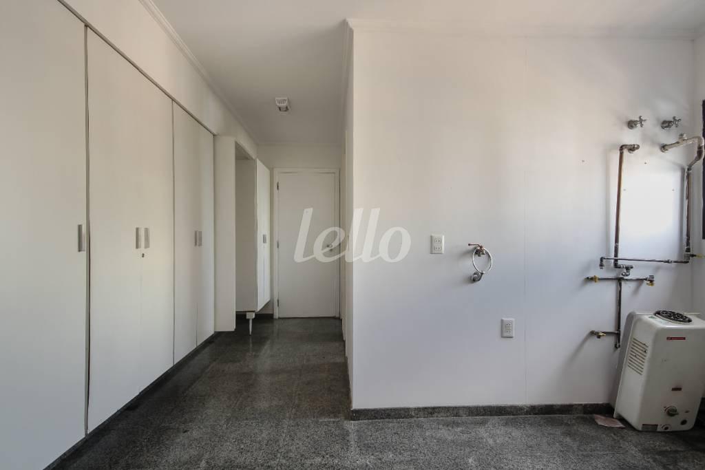 ÁREA DE SERVIÇO de Apartamento à venda, Padrão com 204 m², 3 quartos e 3 vagas em Itaim Bibi - São Paulo
