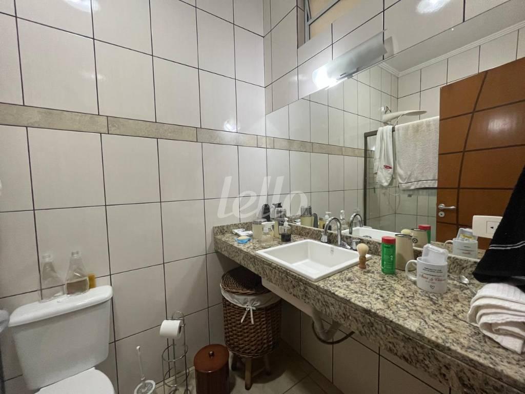 BANHEIRO SUÍTE 1 FUNDSOSSS de Casa à venda, sobrado com 481 m², 6 quartos e 6 vagas em Maranhão - São Paulo
