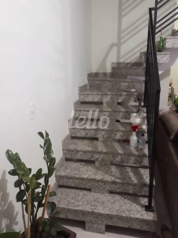 ESCADA DE ACESSO AOS DORMITÓRIOS de Casa à venda, em condomínio - sobrado com 97 m², 3 quartos e 3 vagas em Vila Rosa - São Paulo