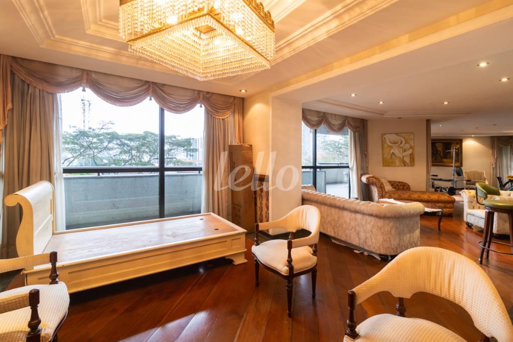 05 SALA de Apartamento para alugar, Padrão com 520 m², 4 quartos e 5 vagas em Vila Analia Franco - São Paulo