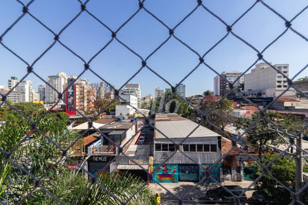 VISTA de Apartamento à venda, Padrão com 130 m², 2 quartos e 2 vagas em Vila Madalena - São Paulo